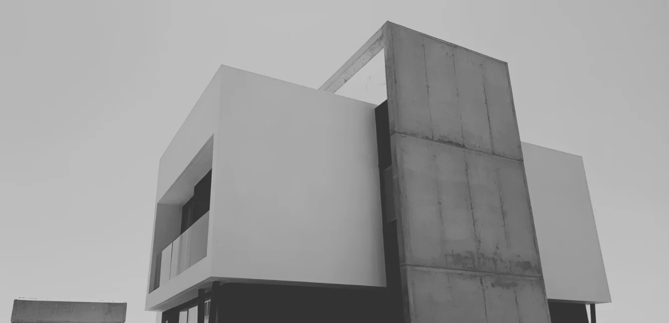 Imagen en blanco y negro de la fachada de una vivienda de dos plantas de estilo modernista